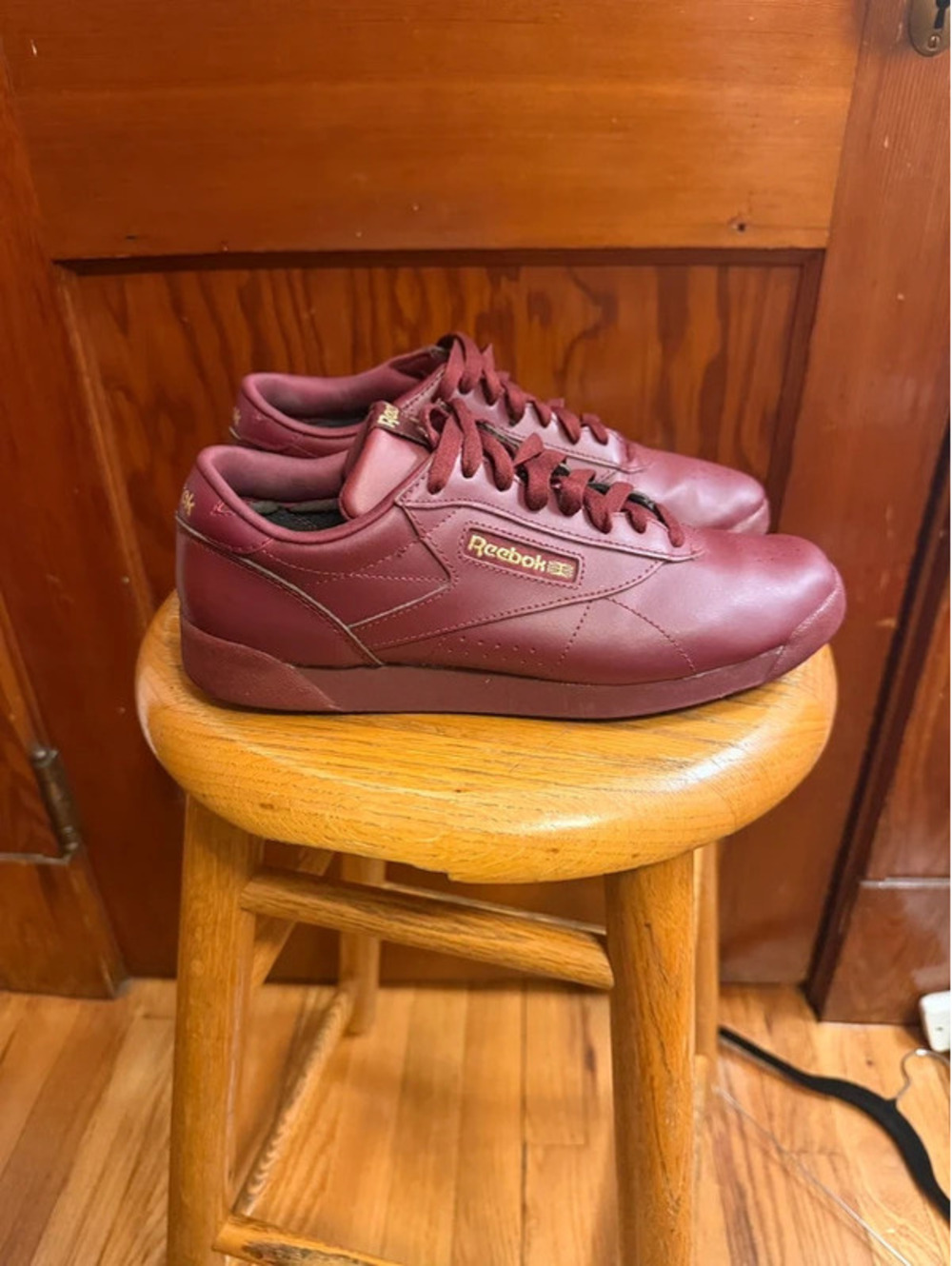 Reebok Classic Leather Sneakers Burgundy Size 9 Minimal Clean Aesthetic